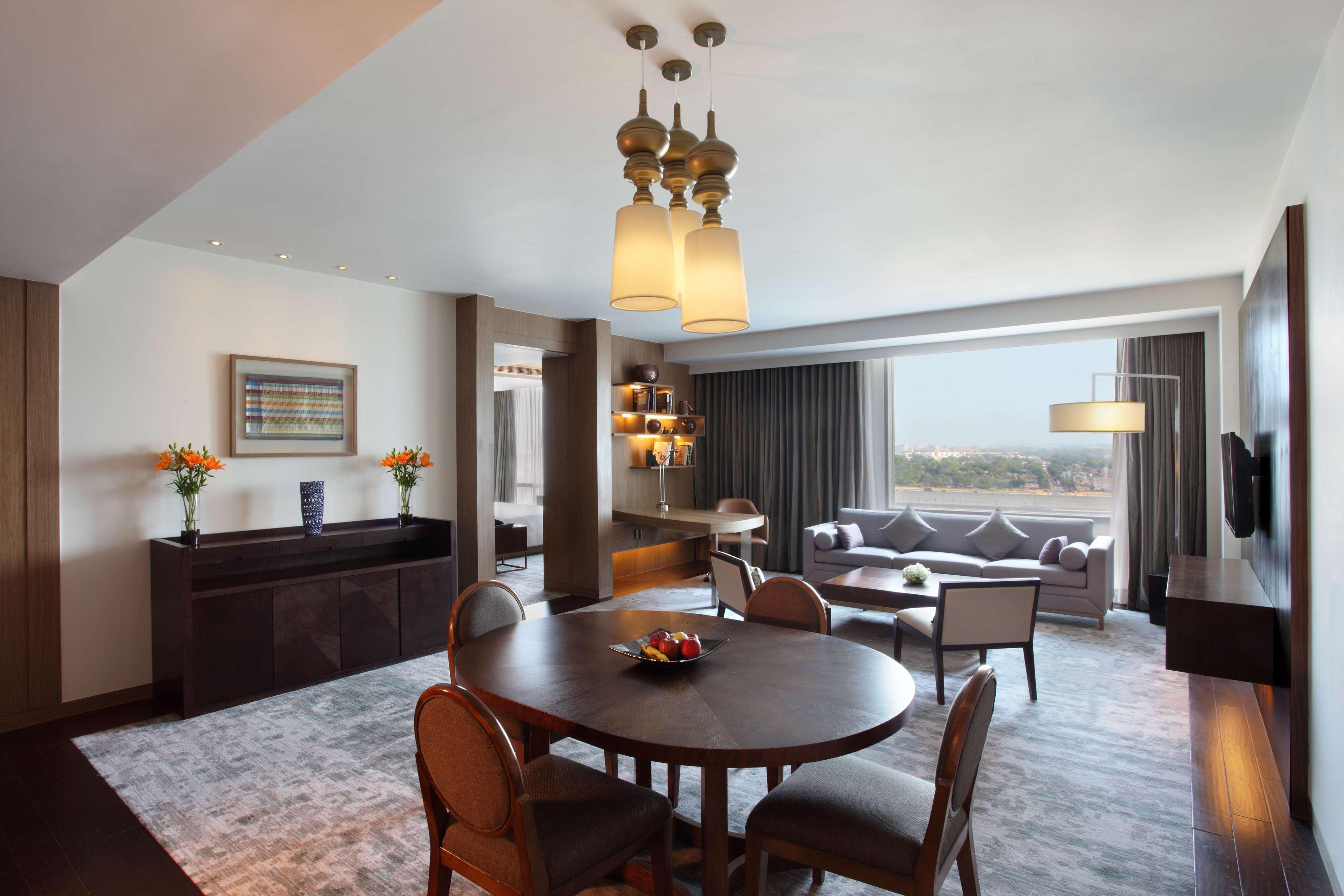Hotel Hyatt Regency Ahmadábád Exteriér fotografie A suite at the hotel