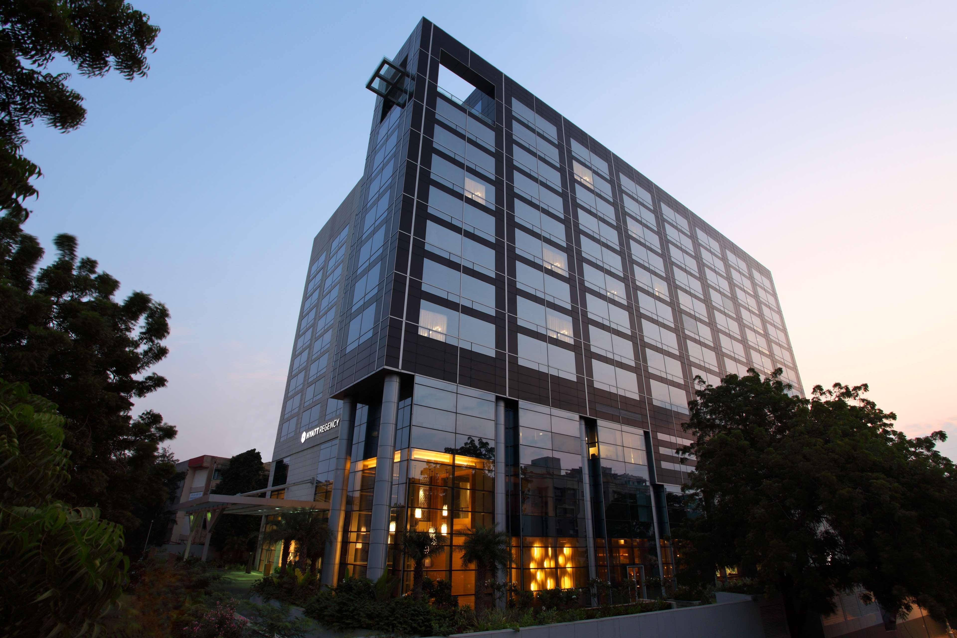 Hotel Hyatt Regency Ahmadábád Exteriér fotografie The building of the National Institute of Bioethics