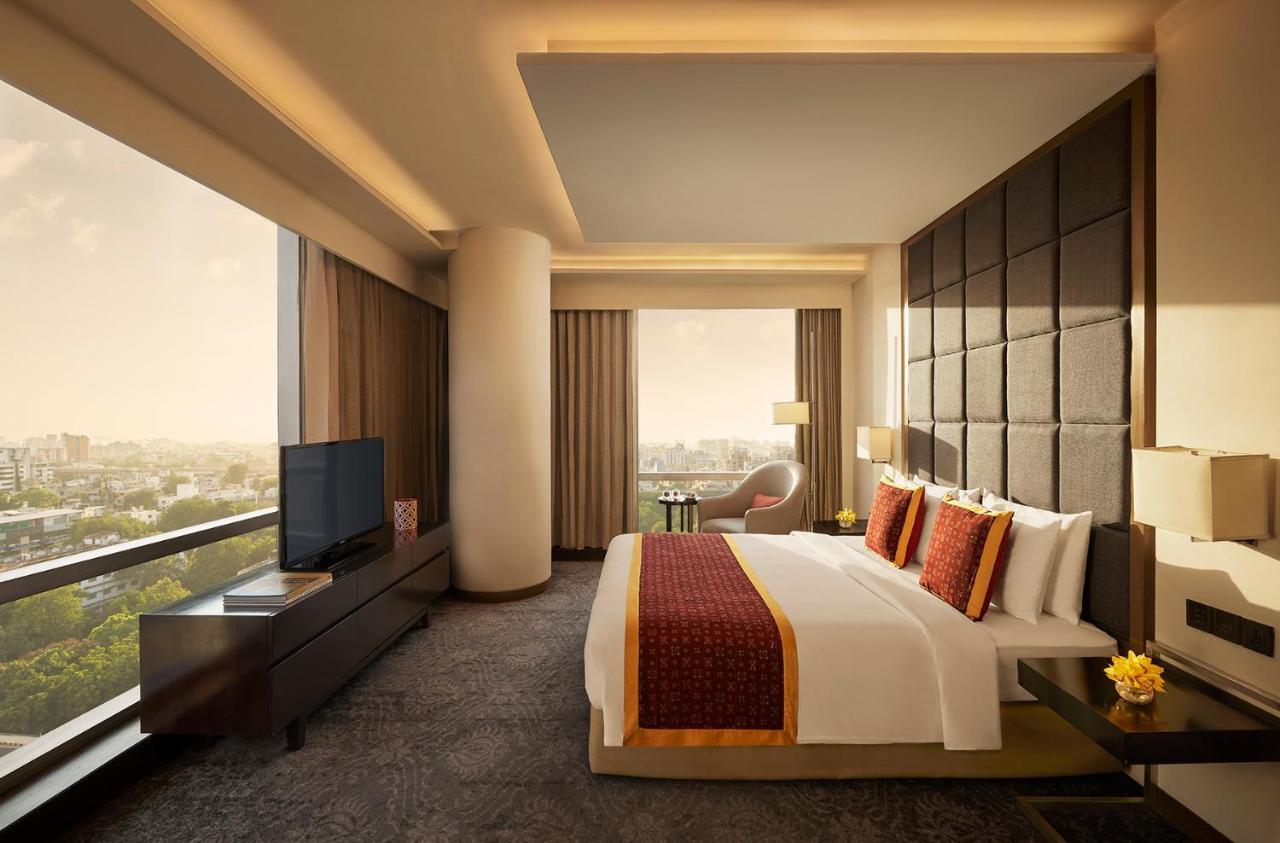 Hotel Hyatt Regency Ahmadábád Exteriér fotografie A bedroom at the Taj Mahal Palace, Mumbai