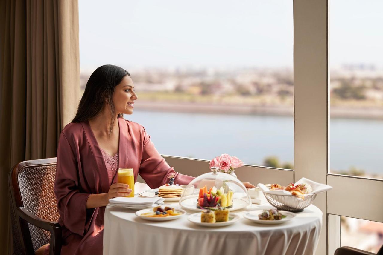 Hotel Hyatt Regency Ahmadábád Exteriér fotografie A woman enjoying breakfast at the Taj Mahal Palace, Mumbai