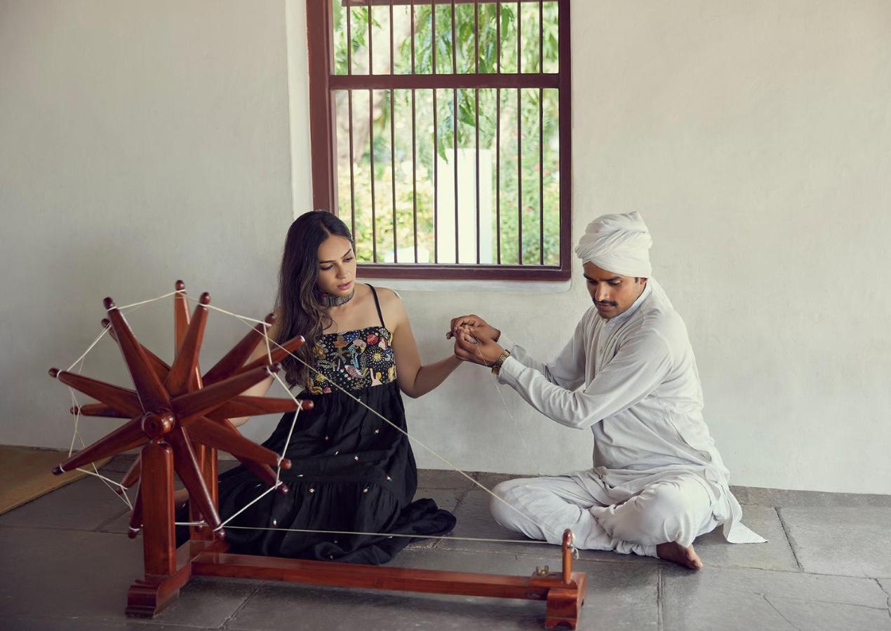 Hotel Hyatt Regency Ahmadábád Exteriér fotografie A woman learning to spin at Gandhi Ashram