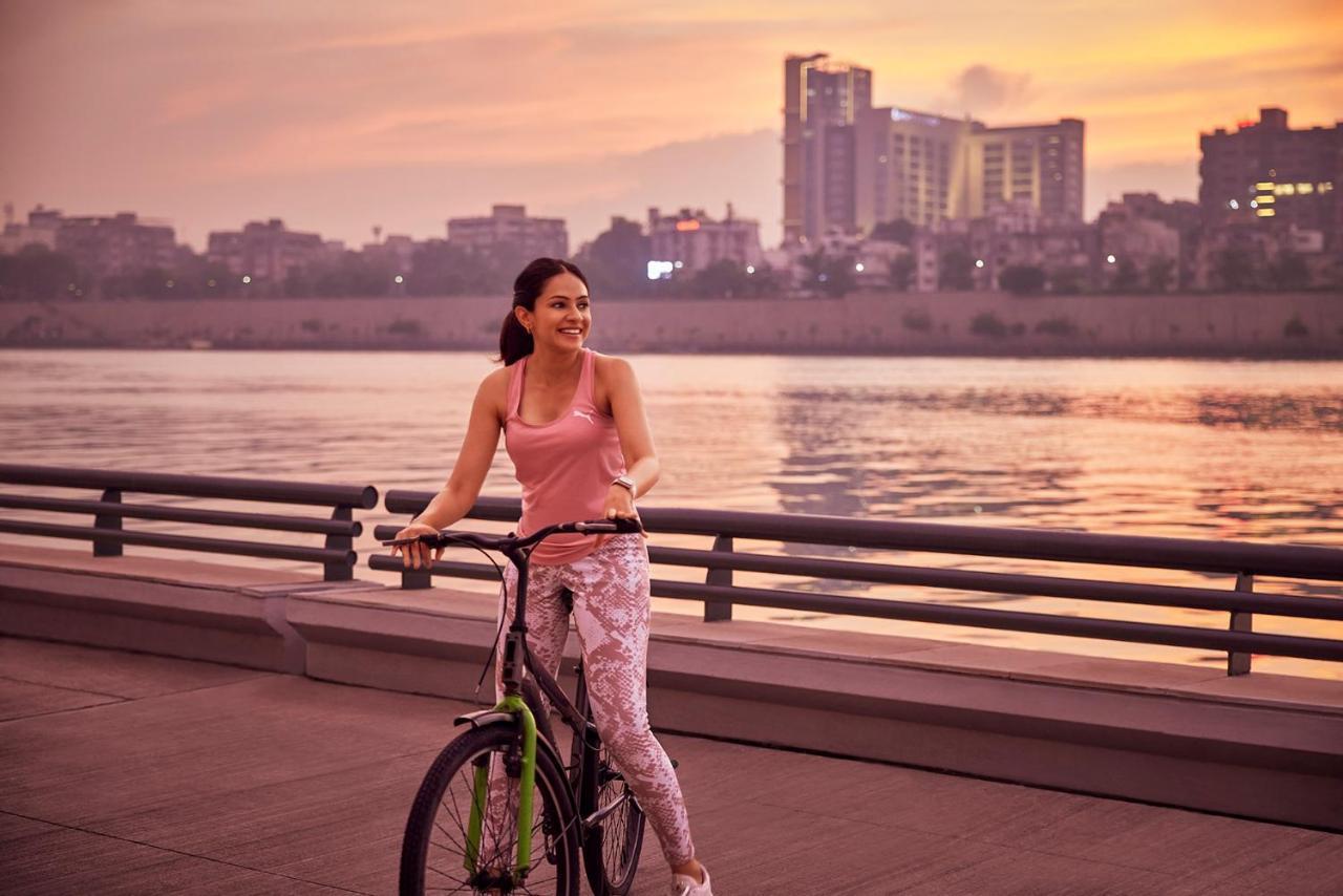 Hotel Hyatt Regency Ahmadábád Exteriér fotografie A woman cycling in Noida