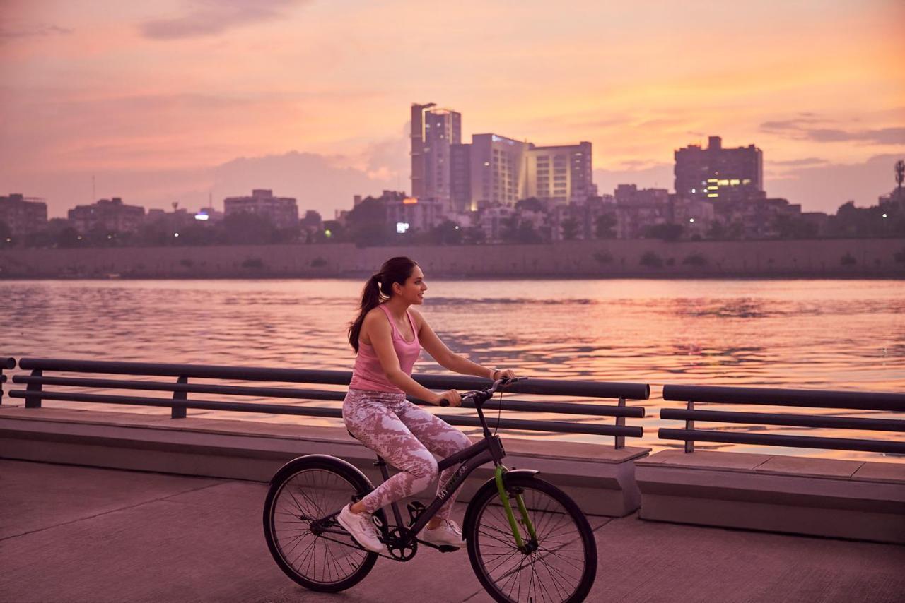 Hotel Hyatt Regency Ahmadábád Exteriér fotografie Cycling in Hanoi