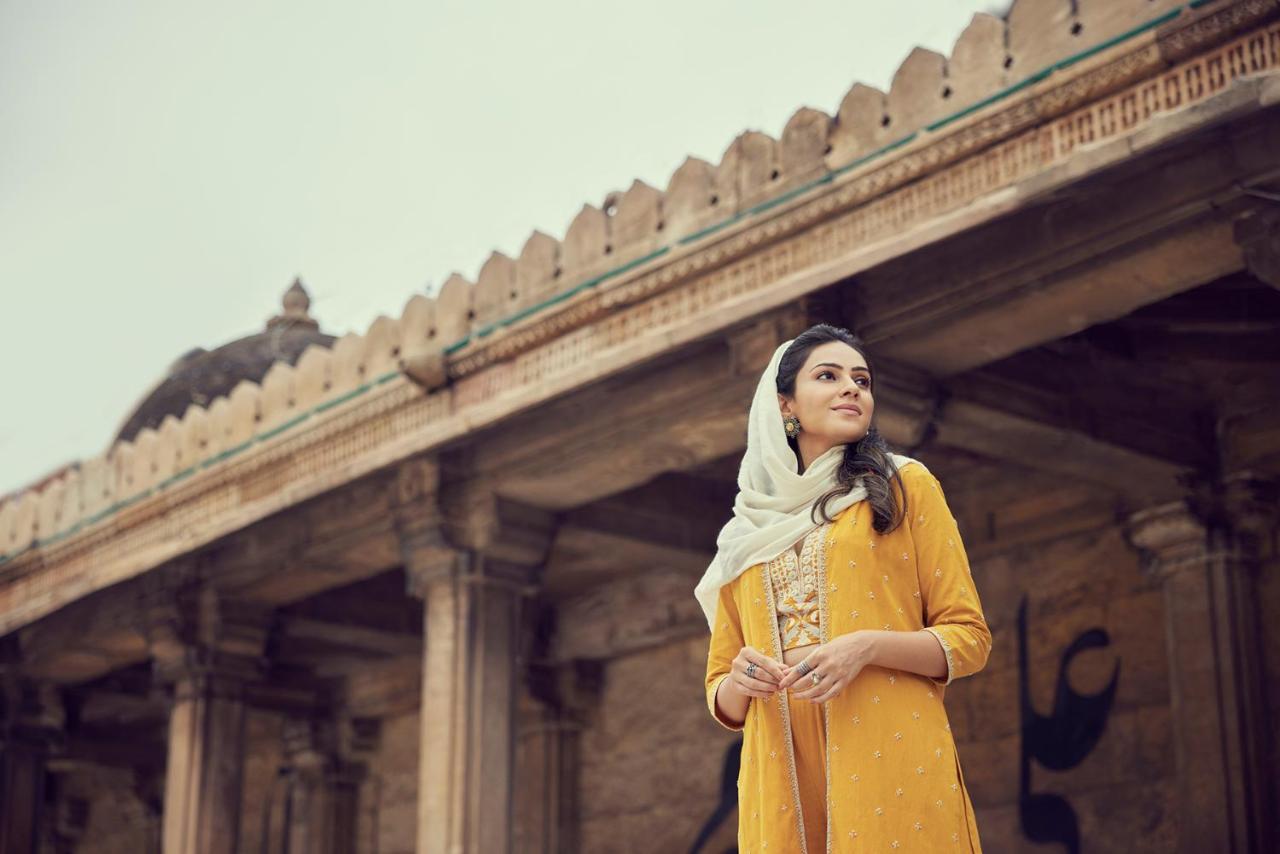 Hotel Hyatt Regency Ahmadábád Exteriér fotografie A woman wearing a salwar kameez