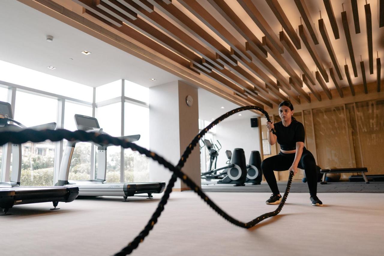 Hotel Hyatt Regency Ahmadábád Exteriér fotografie A woman using battle ropes