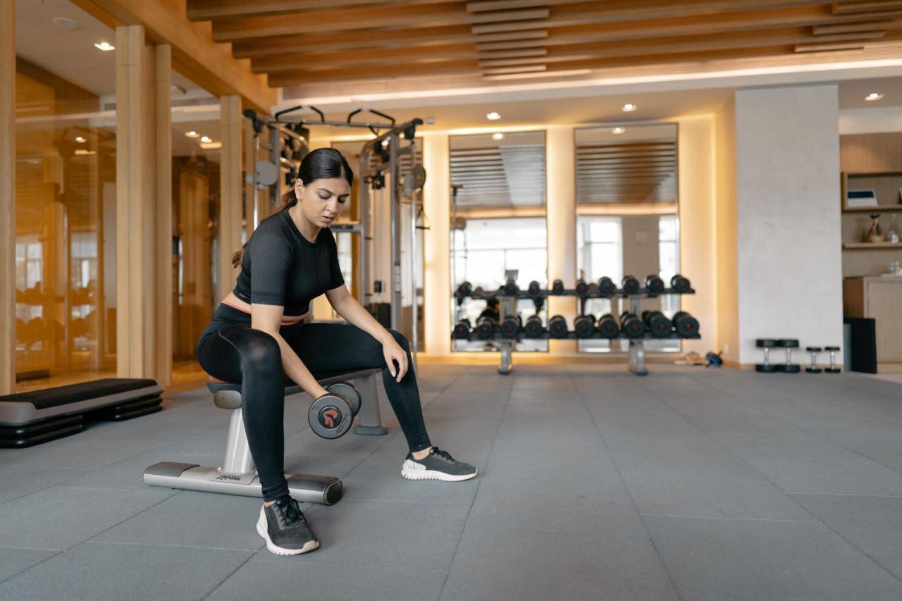 Hotel Hyatt Regency Ahmadábád Exteriér fotografie A woman lifting weights