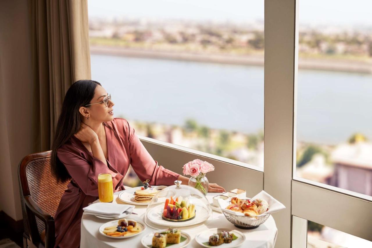 Hotel Hyatt Regency Ahmadábád Exteriér fotografie A woman enjoying breakfast at the Taj Mahal Palace, Mumbai
