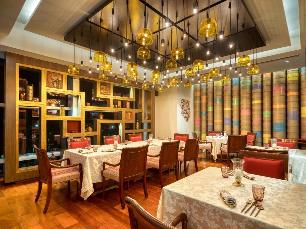 Hotel Hyatt Regency Ahmadábád Exteriér fotografie The interior of the restaurant