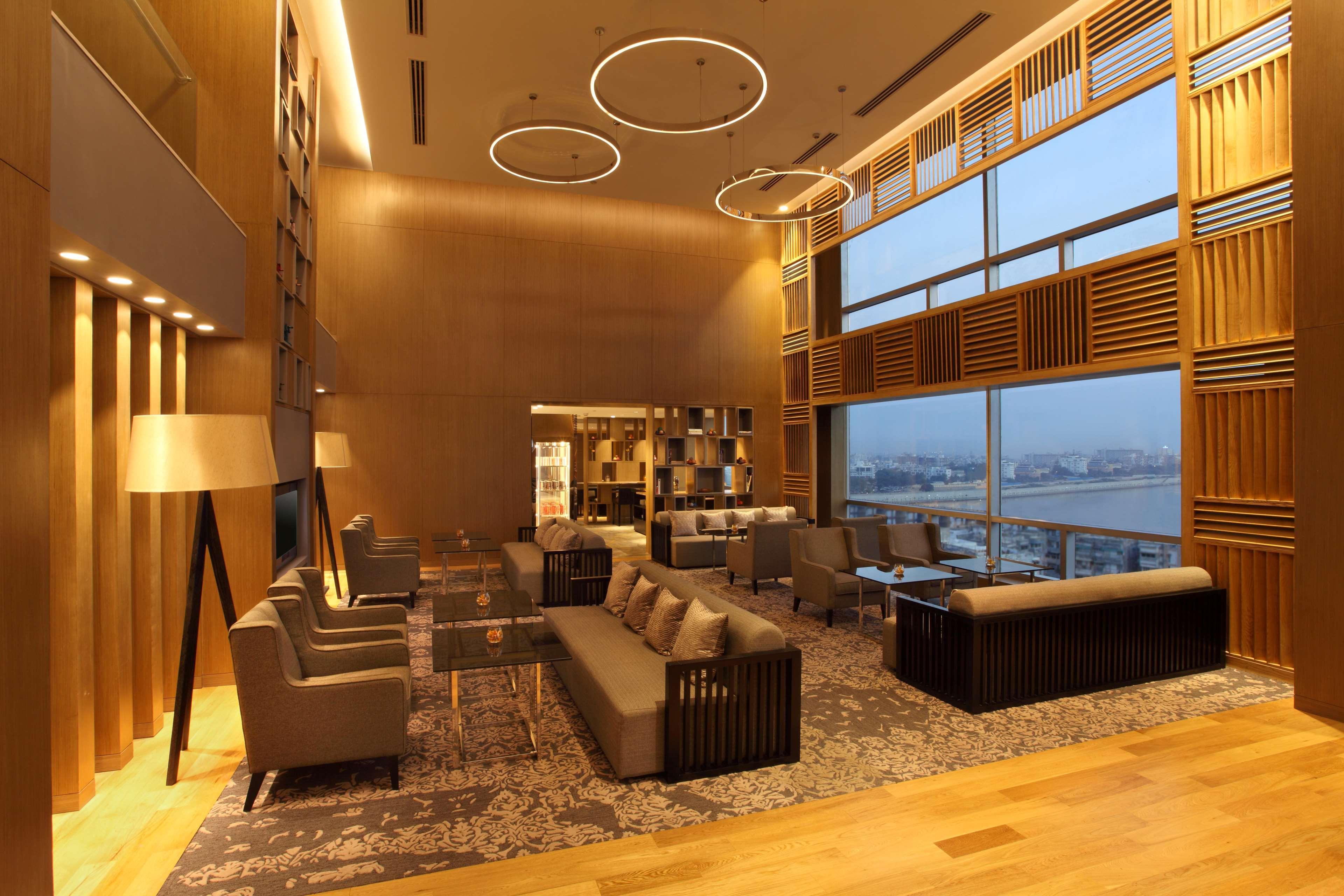 Hotel Hyatt Regency Ahmadábád Exteriér fotografie The lounge at Changi Airport