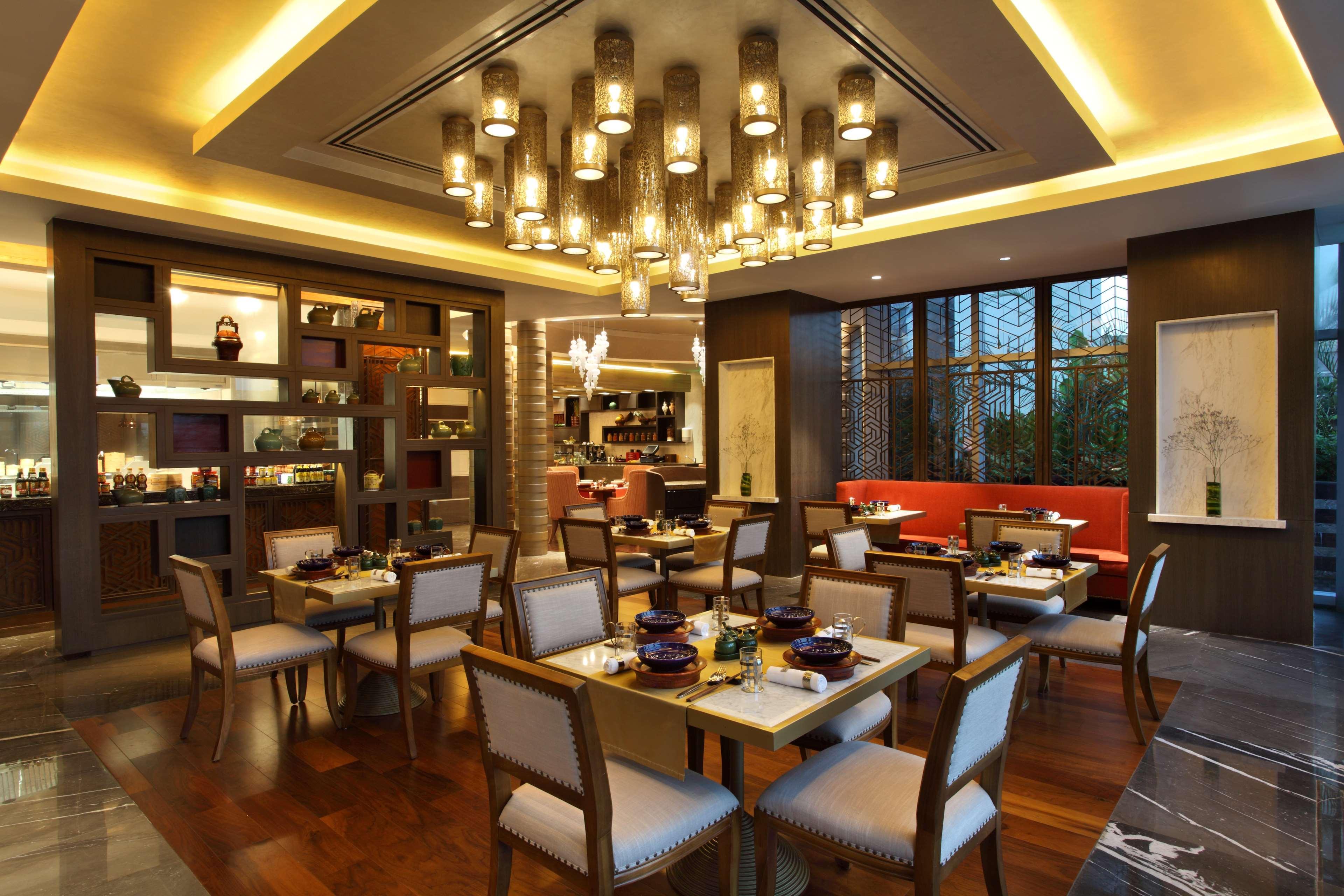 Hotel Hyatt Regency Ahmadábád Exteriér fotografie The interior of the restaurant