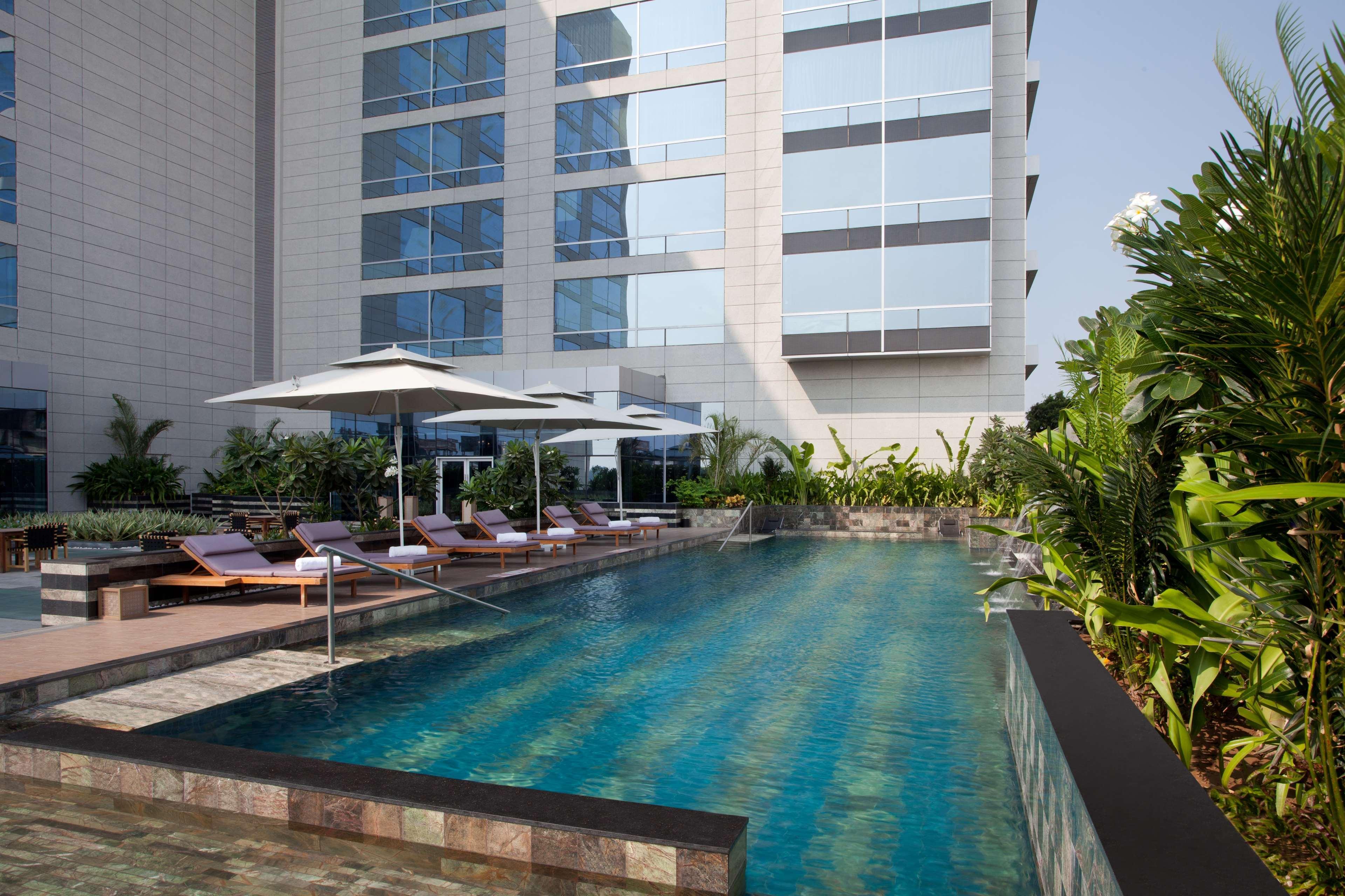Hotel Hyatt Regency Ahmadábád Exteriér fotografie The pool at the hotel