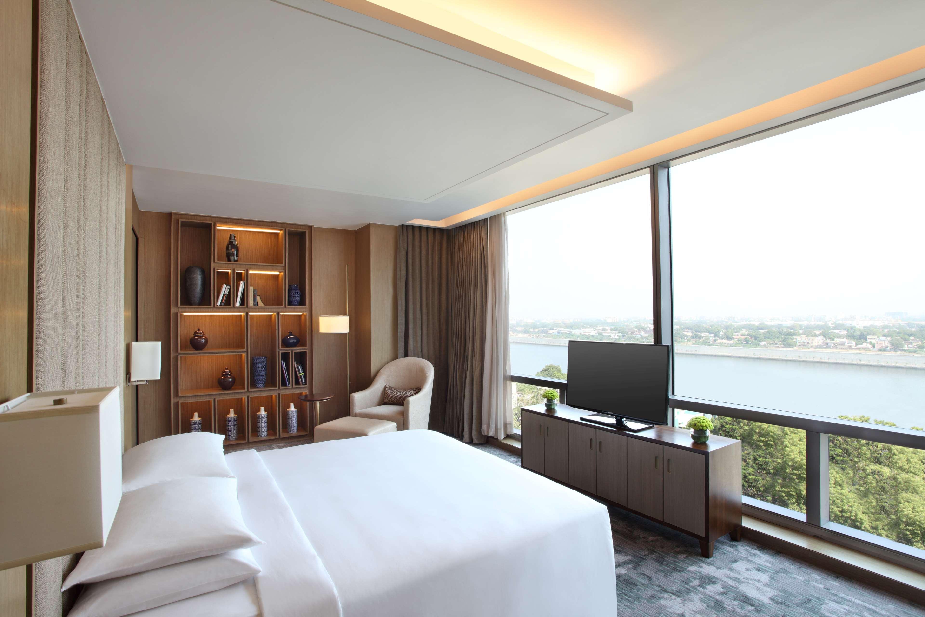 Hotel Hyatt Regency Ahmadábád Exteriér fotografie A bedroom at the hotel
